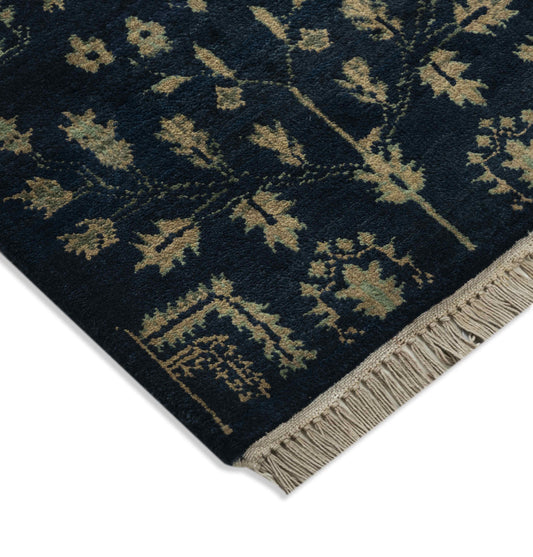 Hand Knotted Woollen Traditional Design Carpet